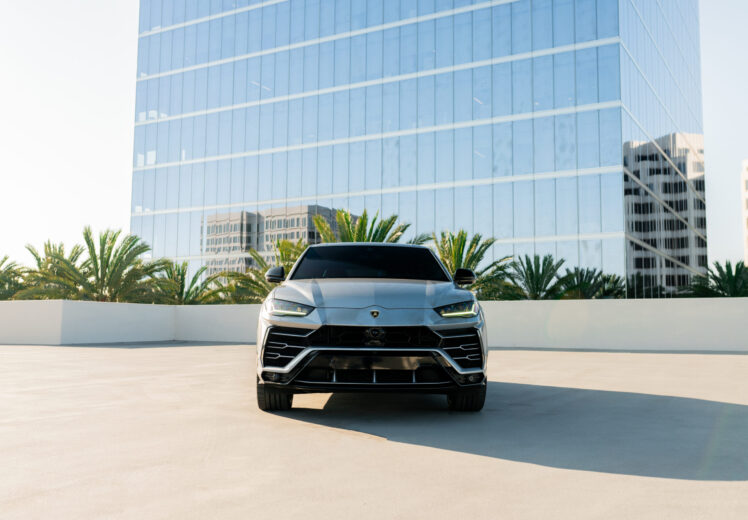 Silver_Lamborghini_Urus-1
