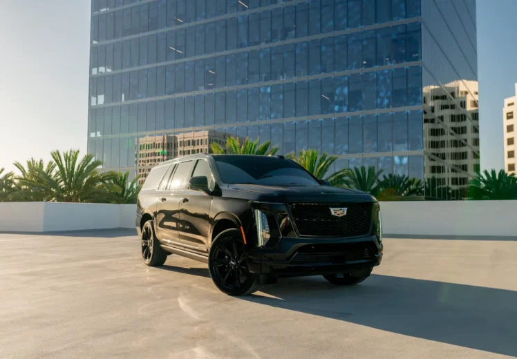 black-cadillac-escalade-2025-33690708-web