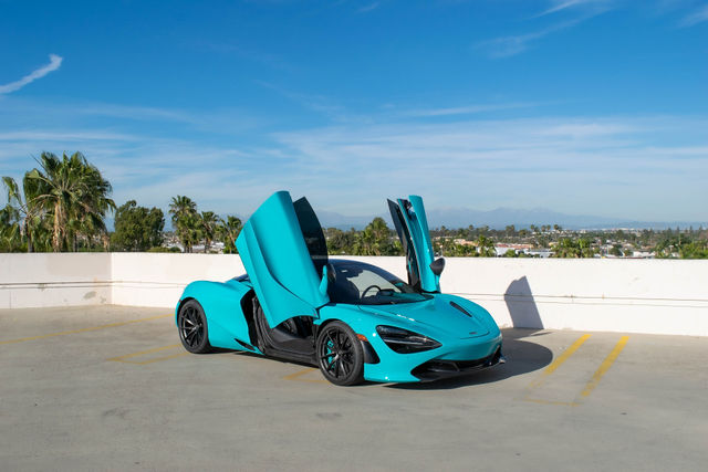Rent Turquoise McLaren 720S