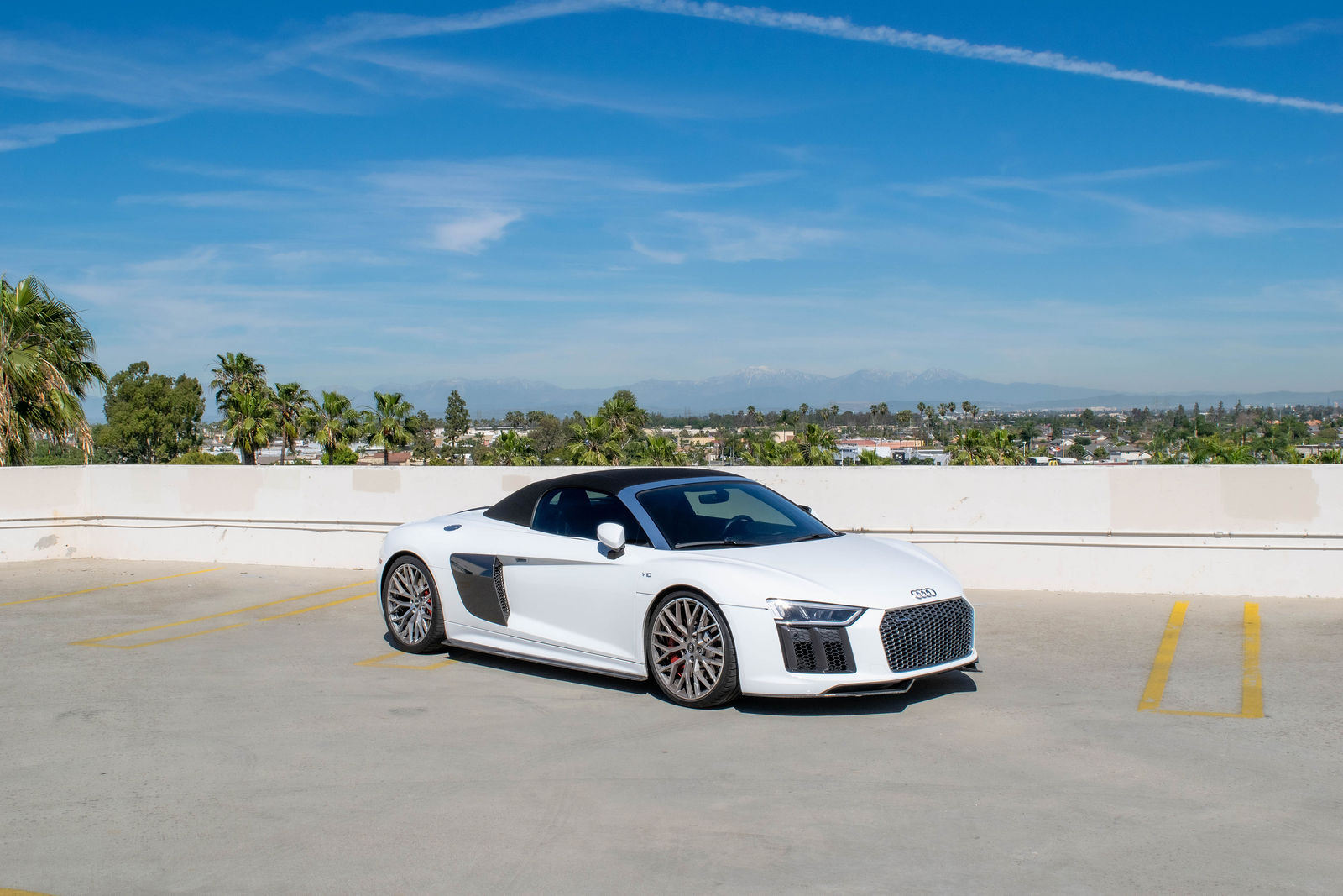Rent White Audi R8 V10 Spyder