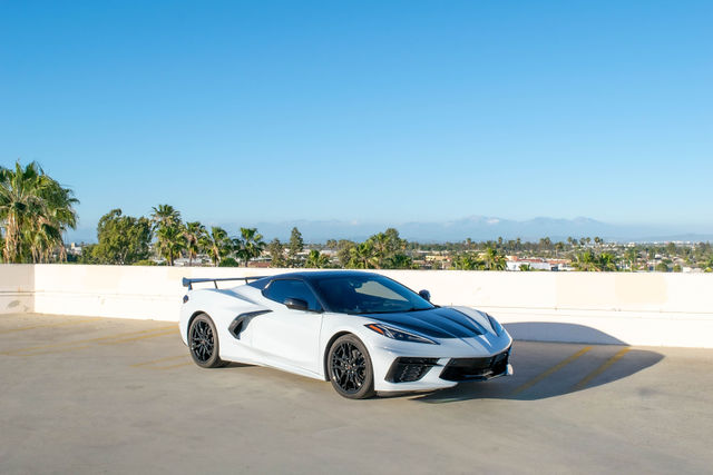 white-corvette-c8-13ce00fbe74bcfa0b0ba4dd1092648ad-large