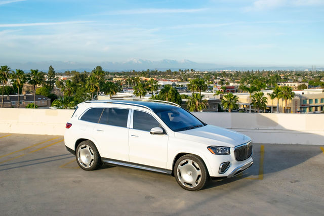 Rent White Mercedes-Maybach GLS 600 Red